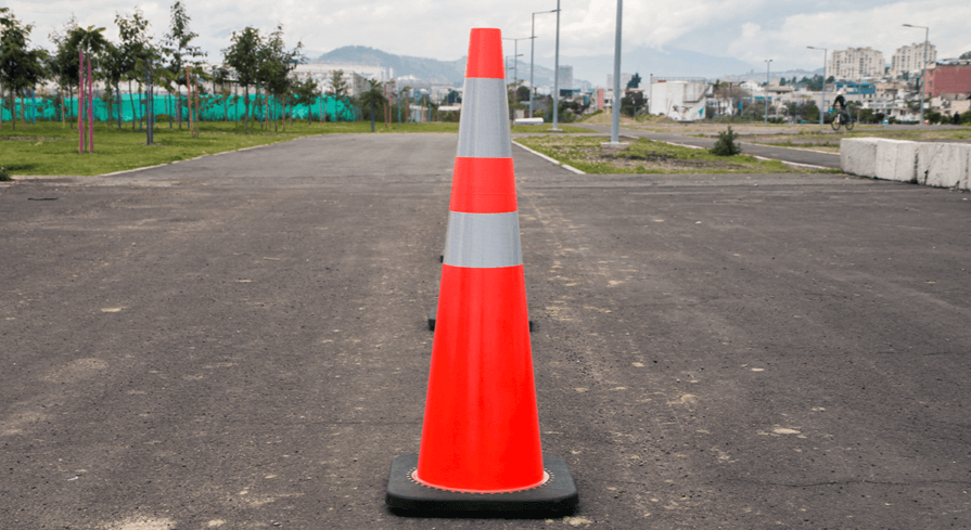 Conos viales señalización en zonas urbanas y rurales