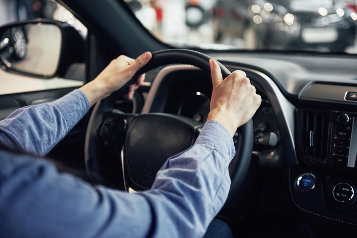 Persona conduciendo un auto