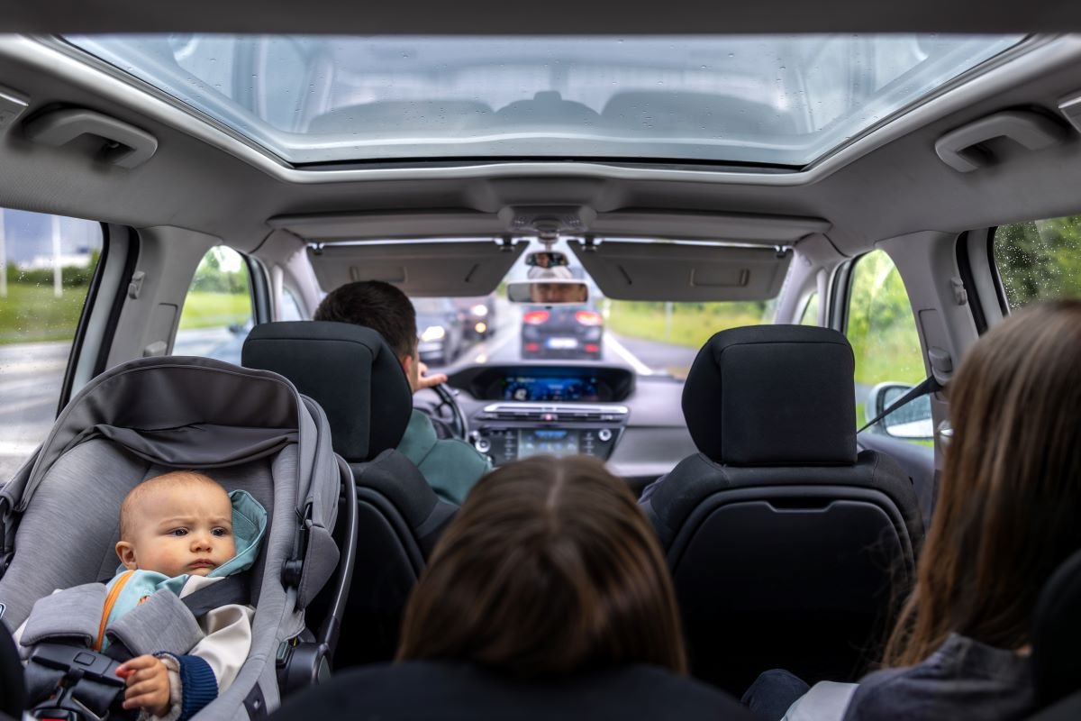 como deben viajar los niños en el auto